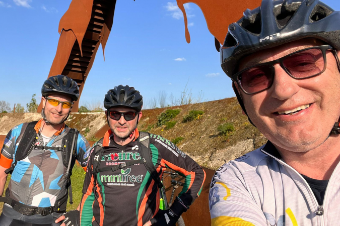 Foto van collega's van Montair tijdens een fietstocht