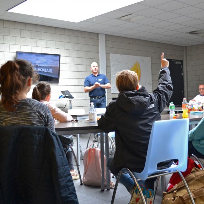 Stefan Bouten gives an interactive presentation to students in the Montair canteen