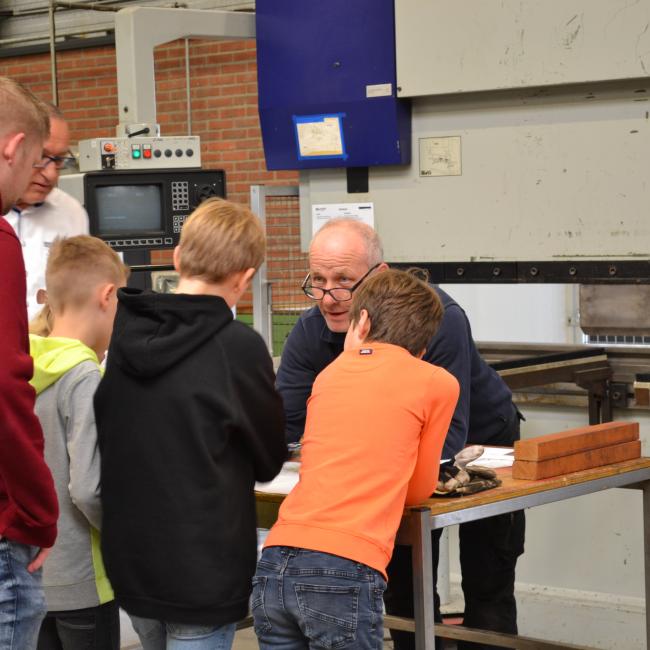 Peter Leijsten explains to students in the Montair workshop
