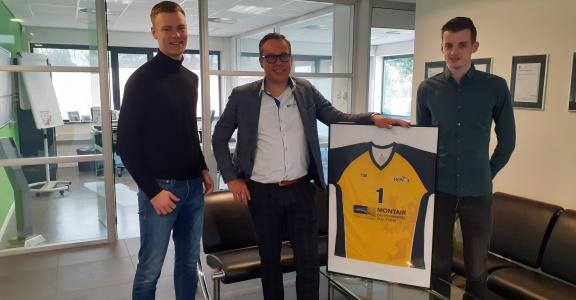 Tom van Asten with two members of HOVAC and the volleyball shirt with sponsor logo