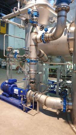 Close-up van een pomp en leidingwerk bij een gaswasser in productie bij Montair