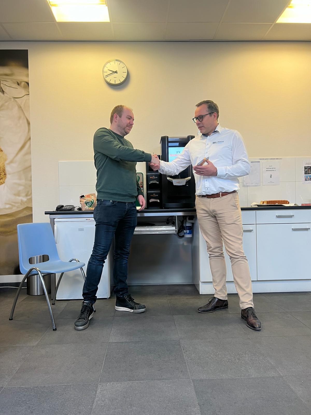 Tom van Asten feliciteert Sander Hesen met zijn jubileum bij Montair
