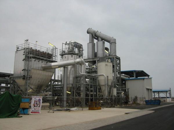 Foto van een grote industriële installatie voor luchtreiniging