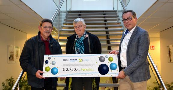 Tom van Asten overhandigt een cheque aan IVN natuureducatie