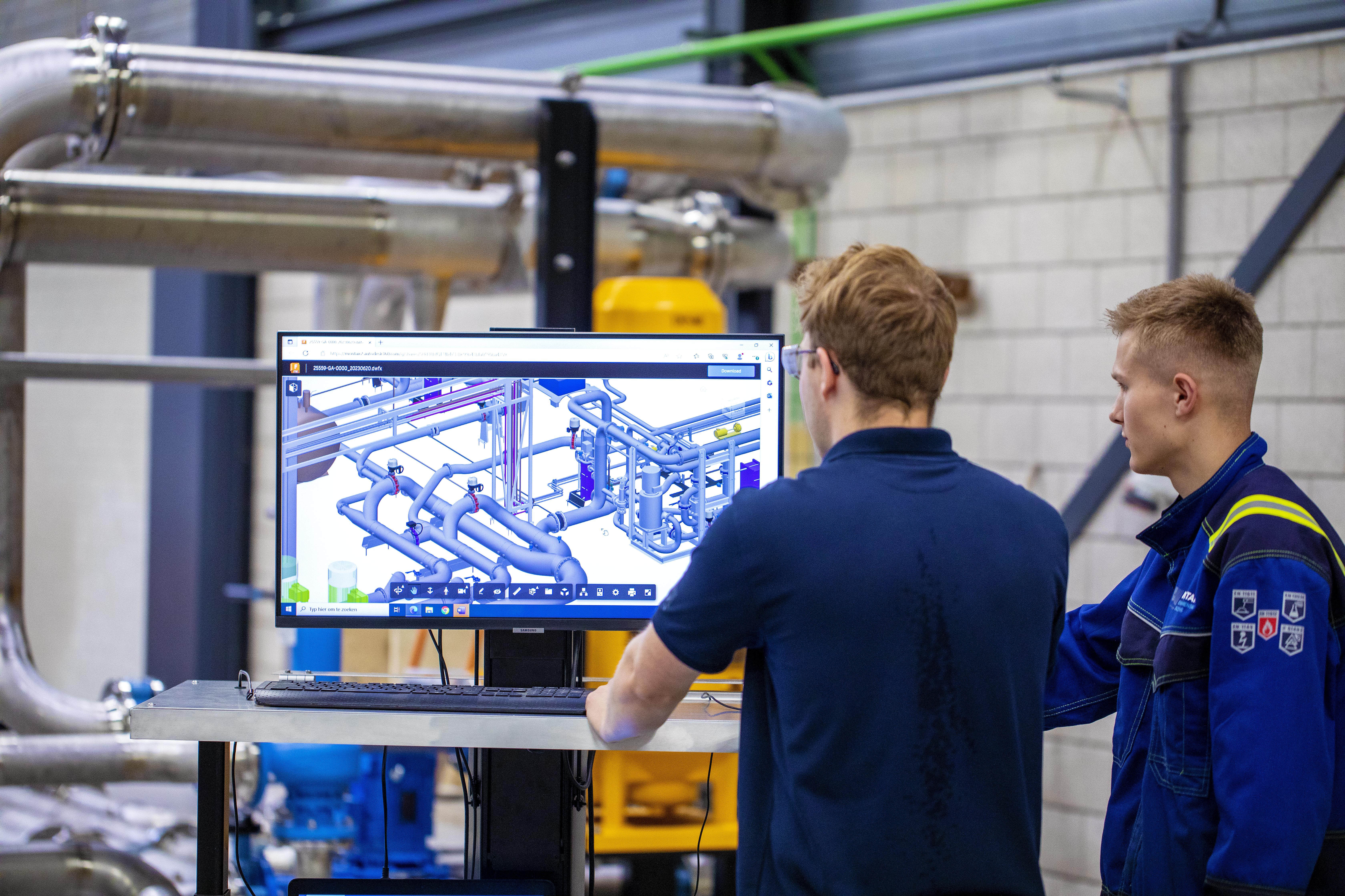 Peet en Lucas staan bij een scherm